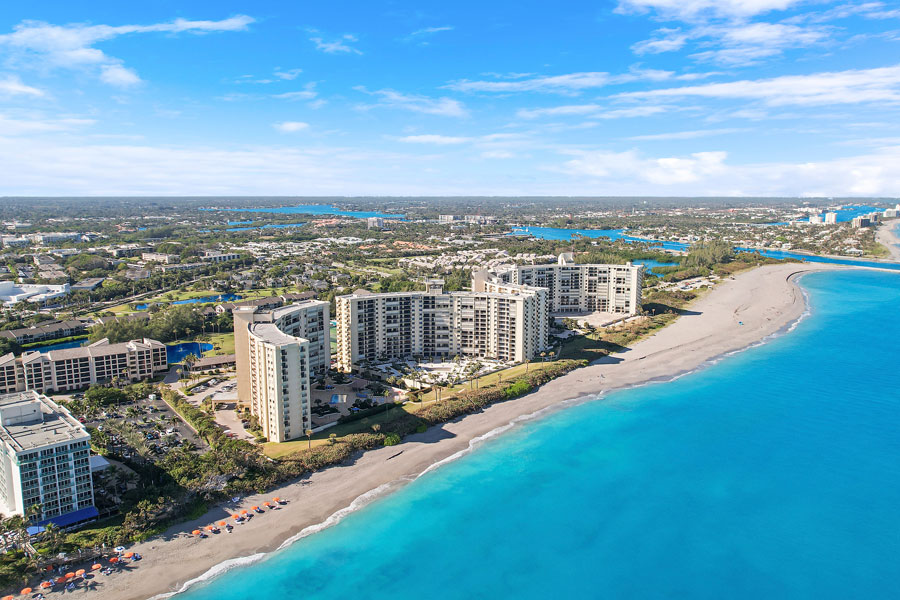 Jupiter Beach coastline in Jupiter, FL