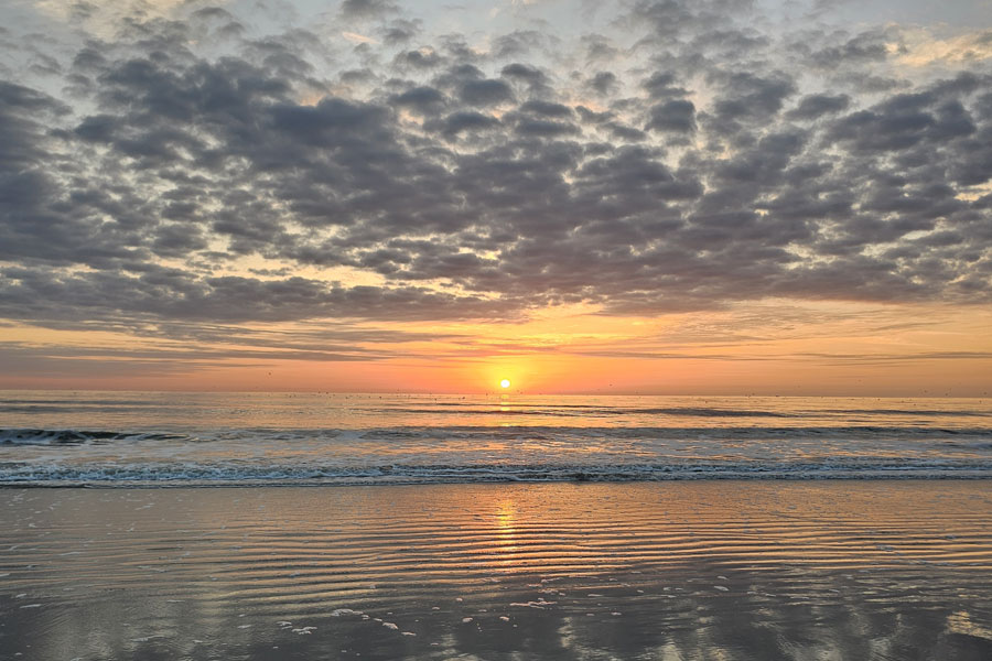Sunrise over a Florida beach, illustrating one of the most peaceful times of day along the coast, though swimmers should remain aware that early morning and evening hours can bring changing conditions. Choosing the right time to enter the water is an important part of a safe and enjoyable swimming experience.